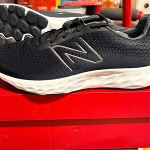 New Balance Black and White Running Shoes 7.5 Wide